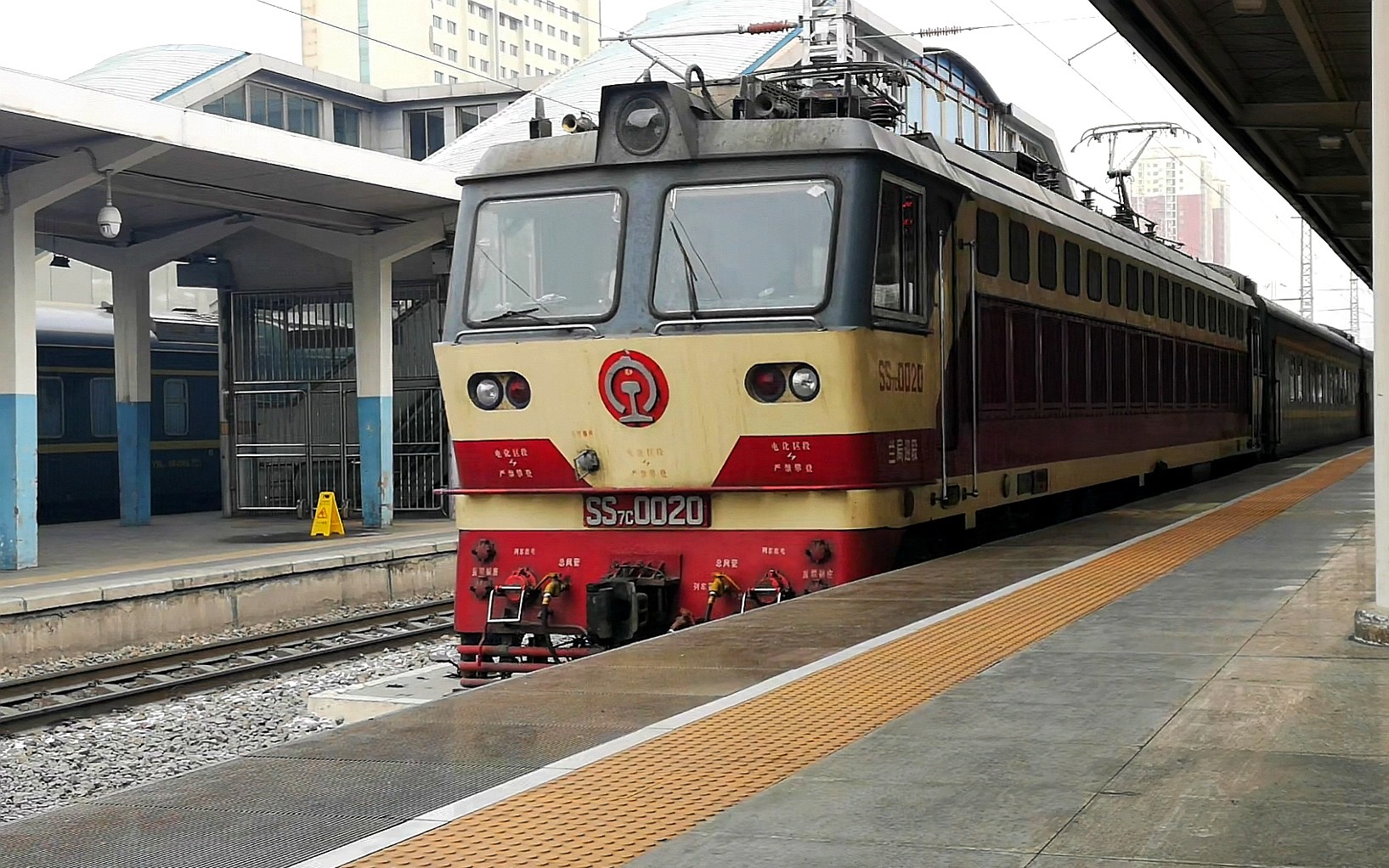 铁路拍车k9881次列车进兰州站五站台