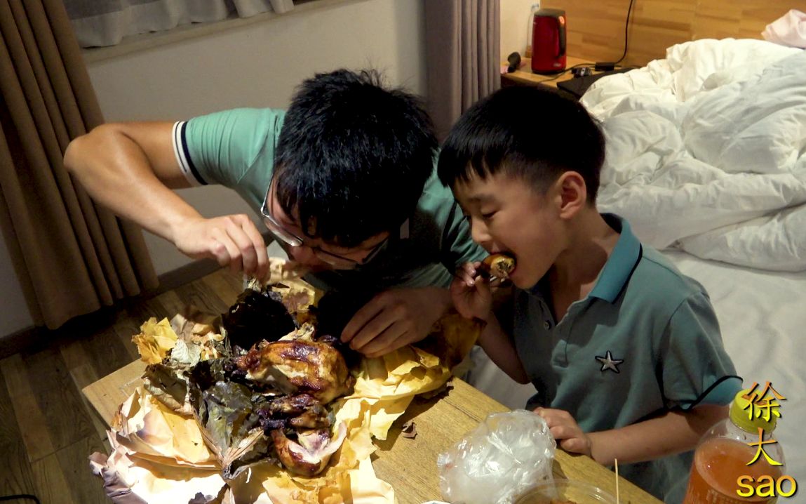 [图]大sao父子吃宵夜，叫花鸡配担担面，厚着脸皮要大蒜，有蒜有肉真过瘾