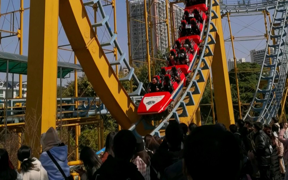 为了坐上南宁动物园的过山车宁愿排队2小时