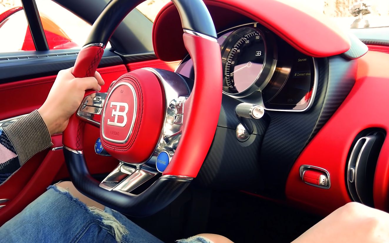 驾驶布加迪chiron 痴龙 大红色内饰 超级超级跑车公路!副驾驶视角