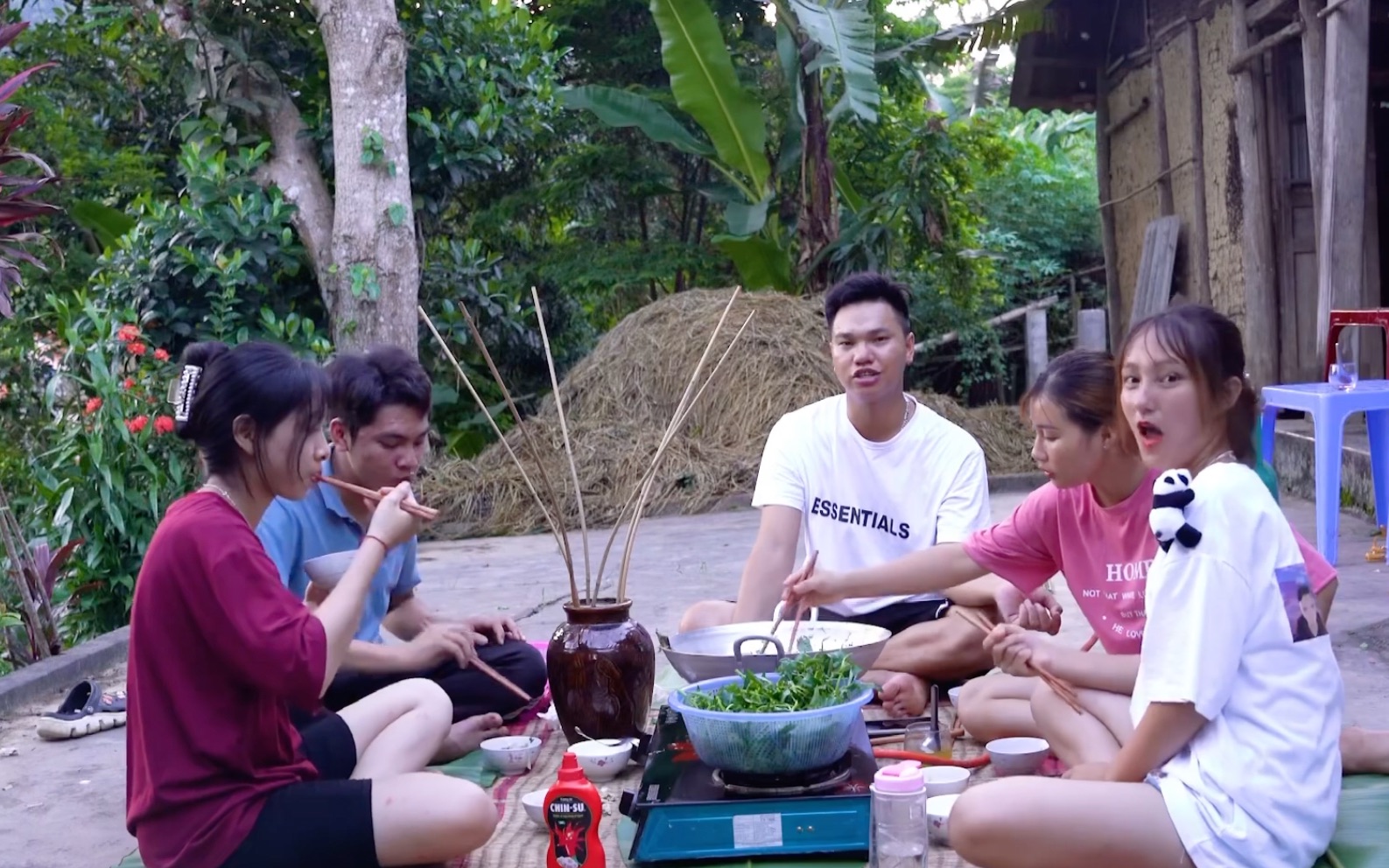 今天越南旅游者团队带阿辉的妹妹小横一起去钓鱼小横钓鱼太搞笑