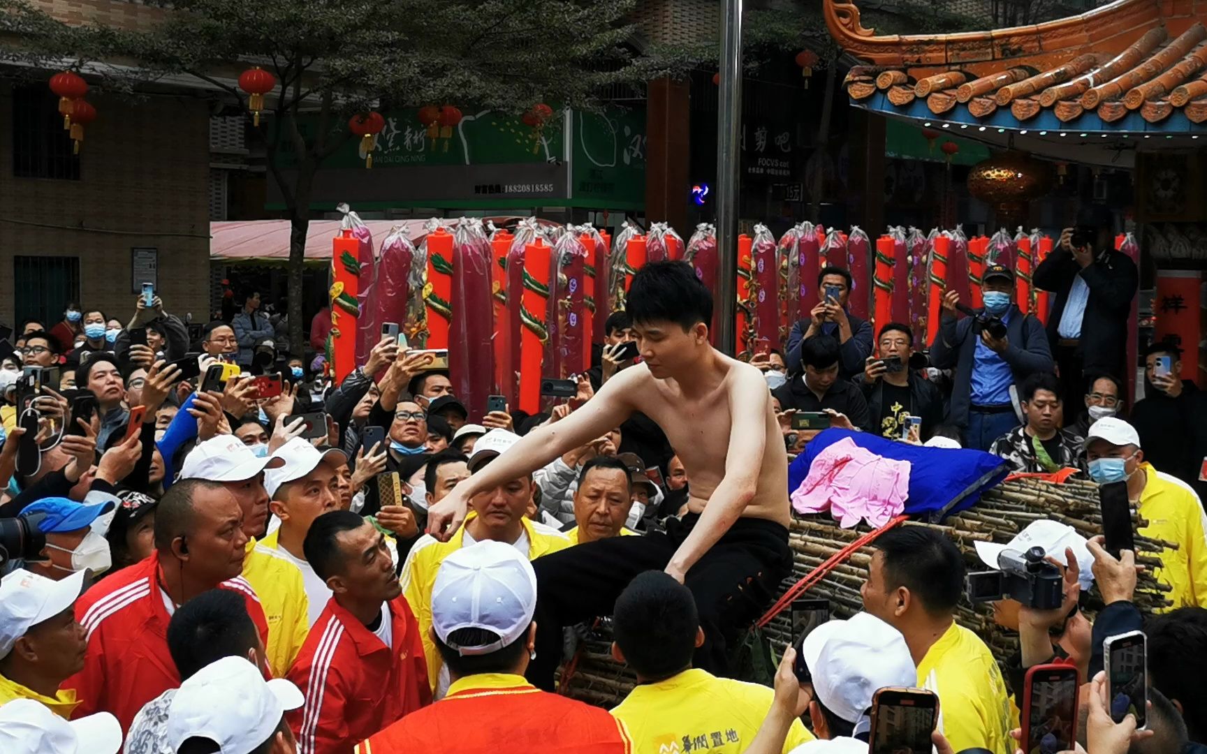 湛江百姓村游神-超勇的帅小伙光膀子躺刺黎