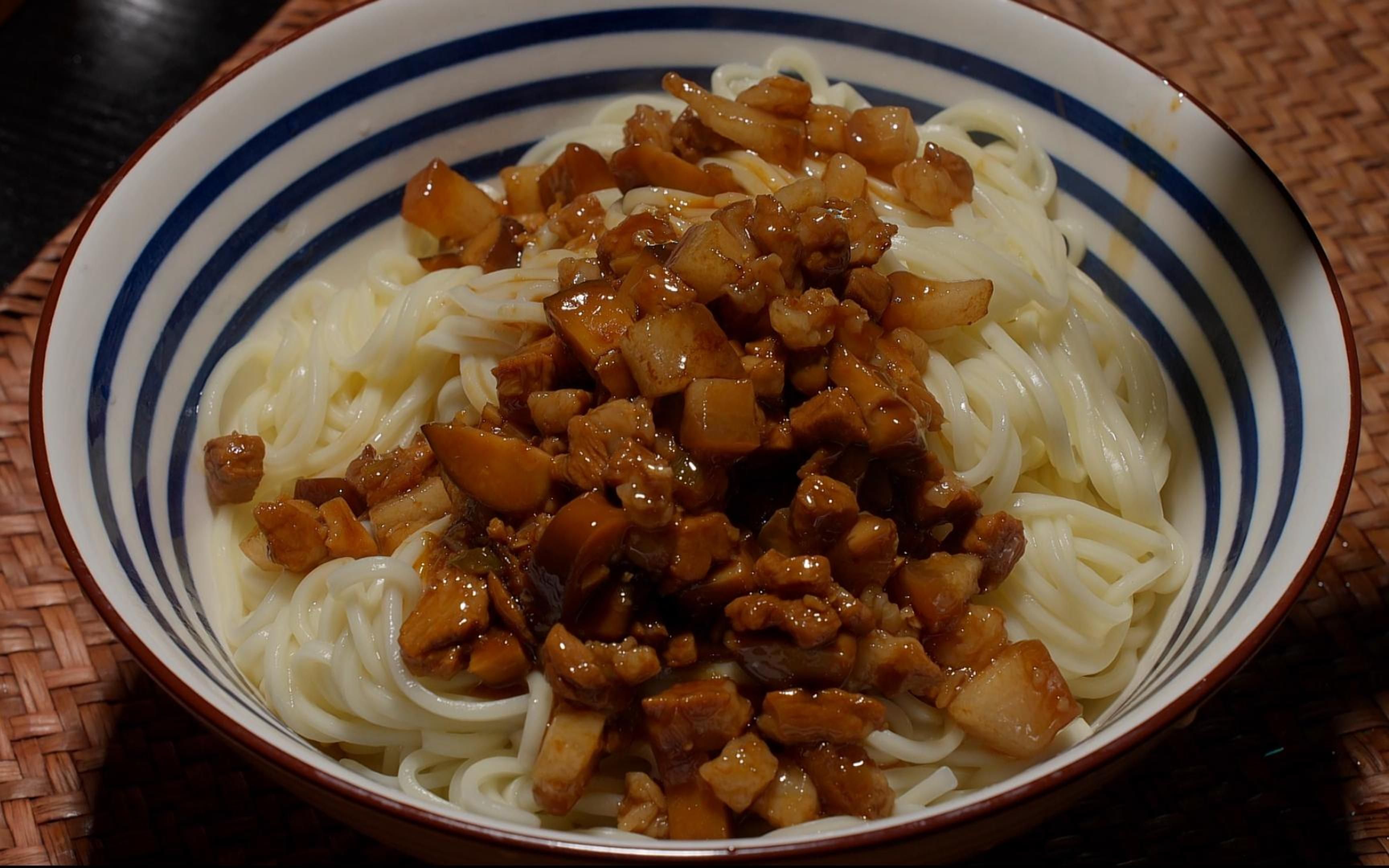 香菇酱肉面,酱香浓郁,面吃完了还要舔舔盘子