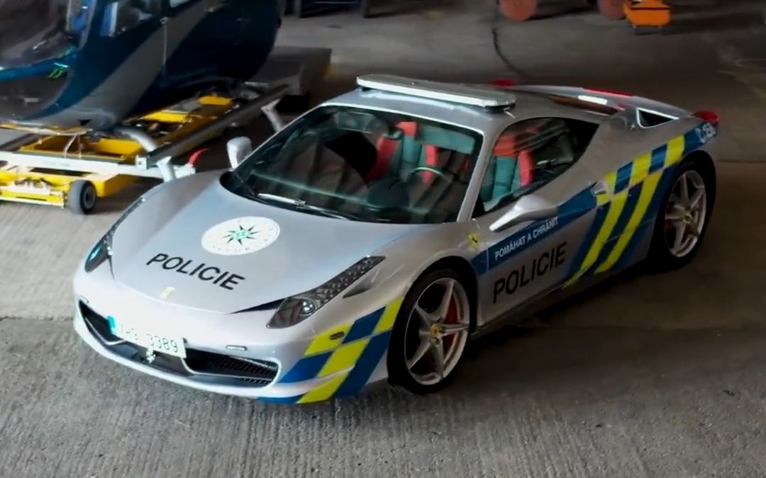 被捷克警方没收的法拉利458italia被改装成为了新警车