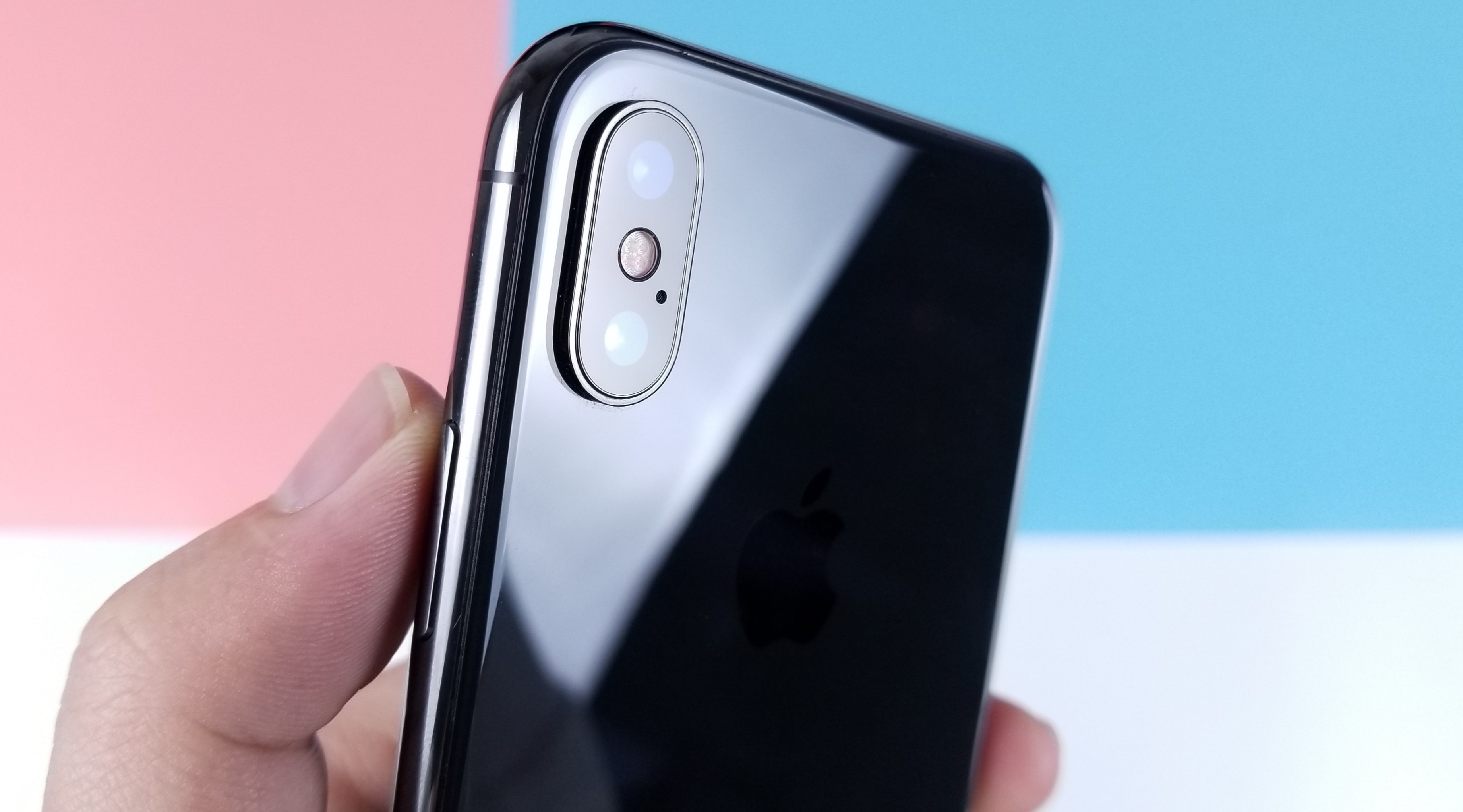 手机知识小科普:iPhone手机摄像头上的小孔干什么用的?