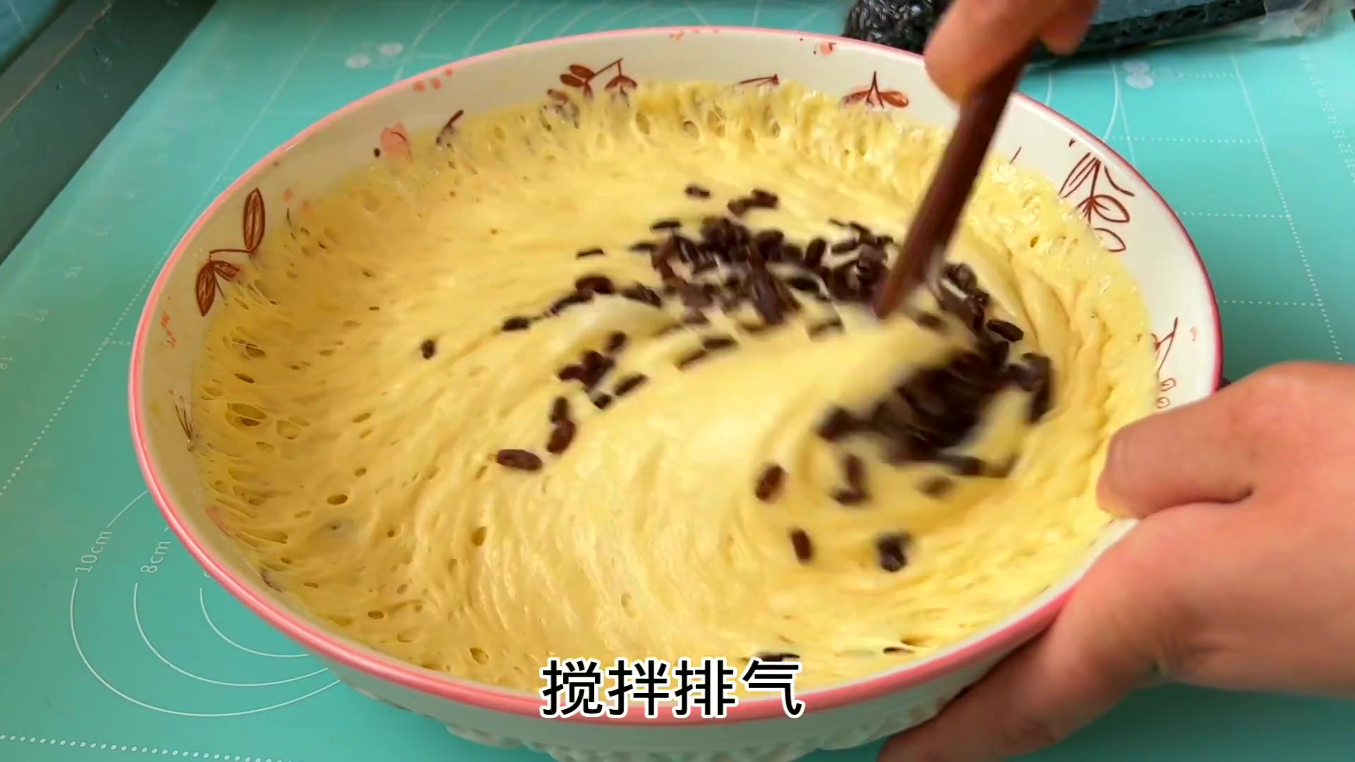 教你做鸡蛋发糕,手不沾面,筷子搅一搅,蓬松暄软,不发粘不塌陷