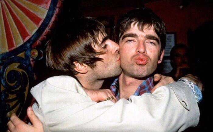 liam & noel gallagher together sing dont look back