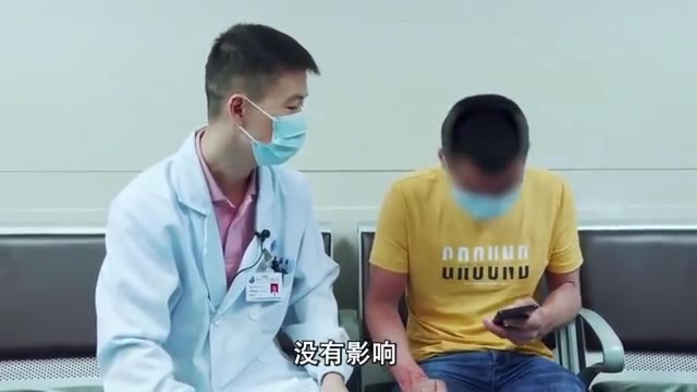 [图]父母近亲结婚，小伙全身长满“鱼鳞”，一抠就掉