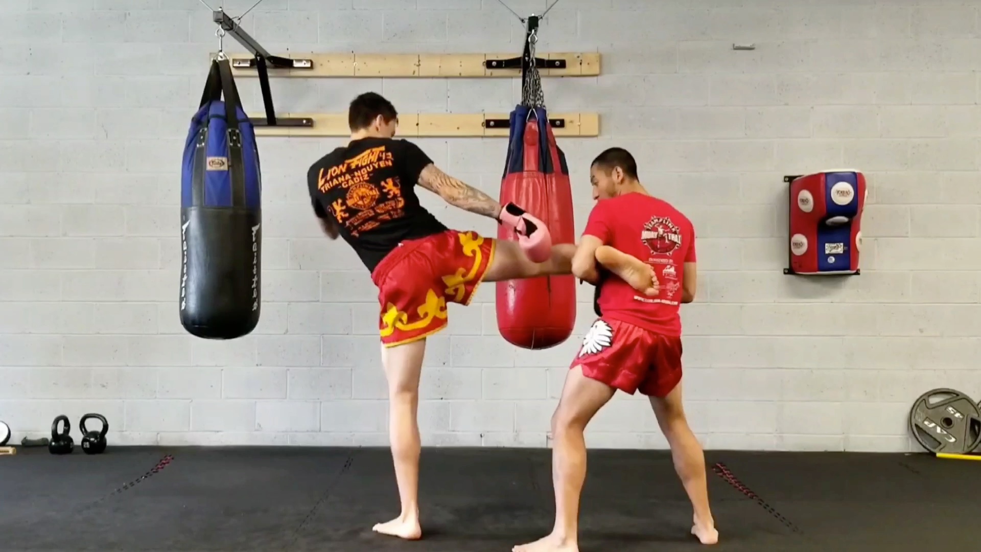 泰拳如何抓对手的中扫腿