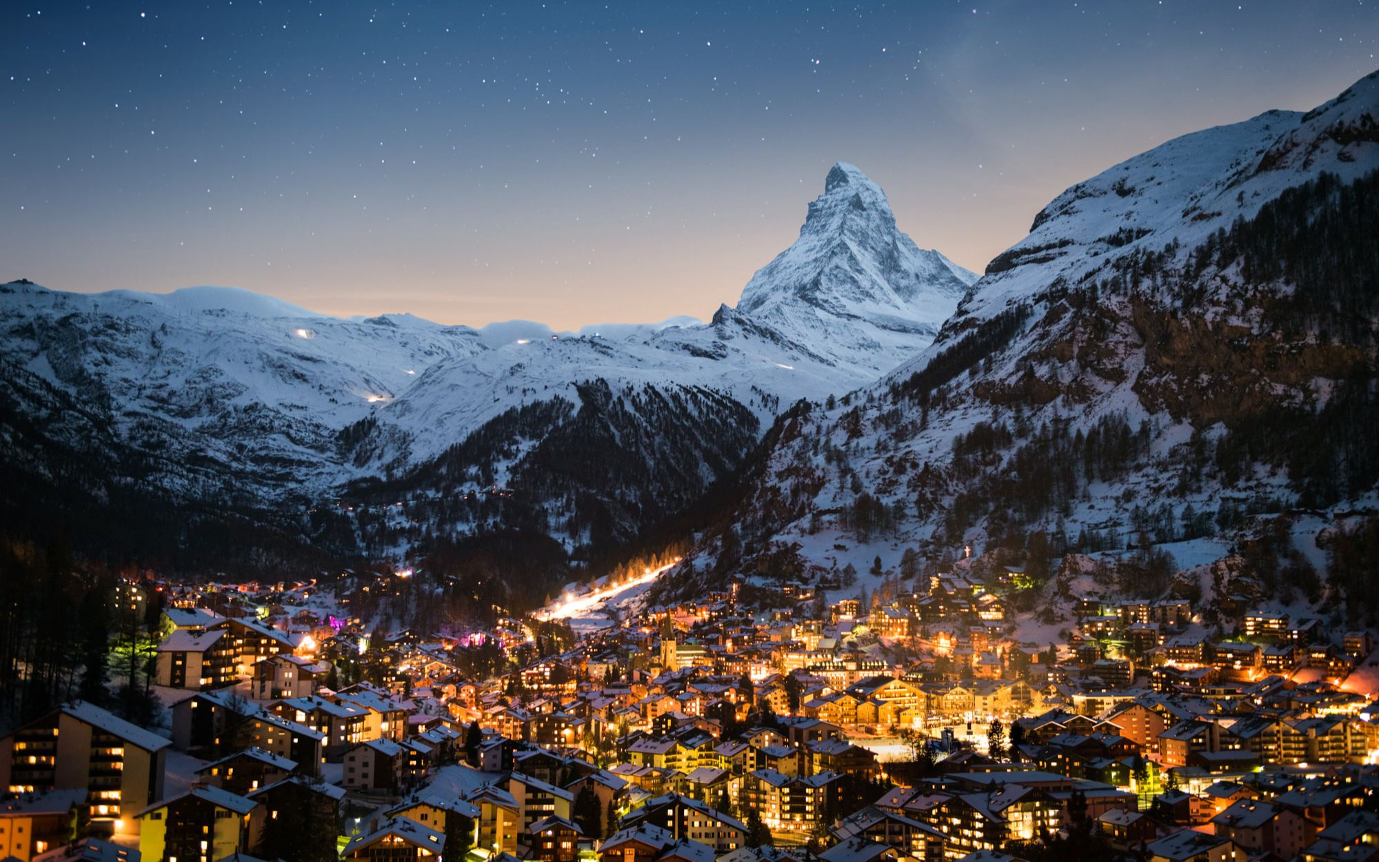 采尔马特小镇和马特峰雪山夜景,延时摄影视频_哔哩哔哩_bilibili