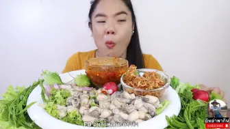 Download Video: 【泰国美食】新鲜，甘甜、精心烹制的牡蛎搭配小苦瓜，美味！