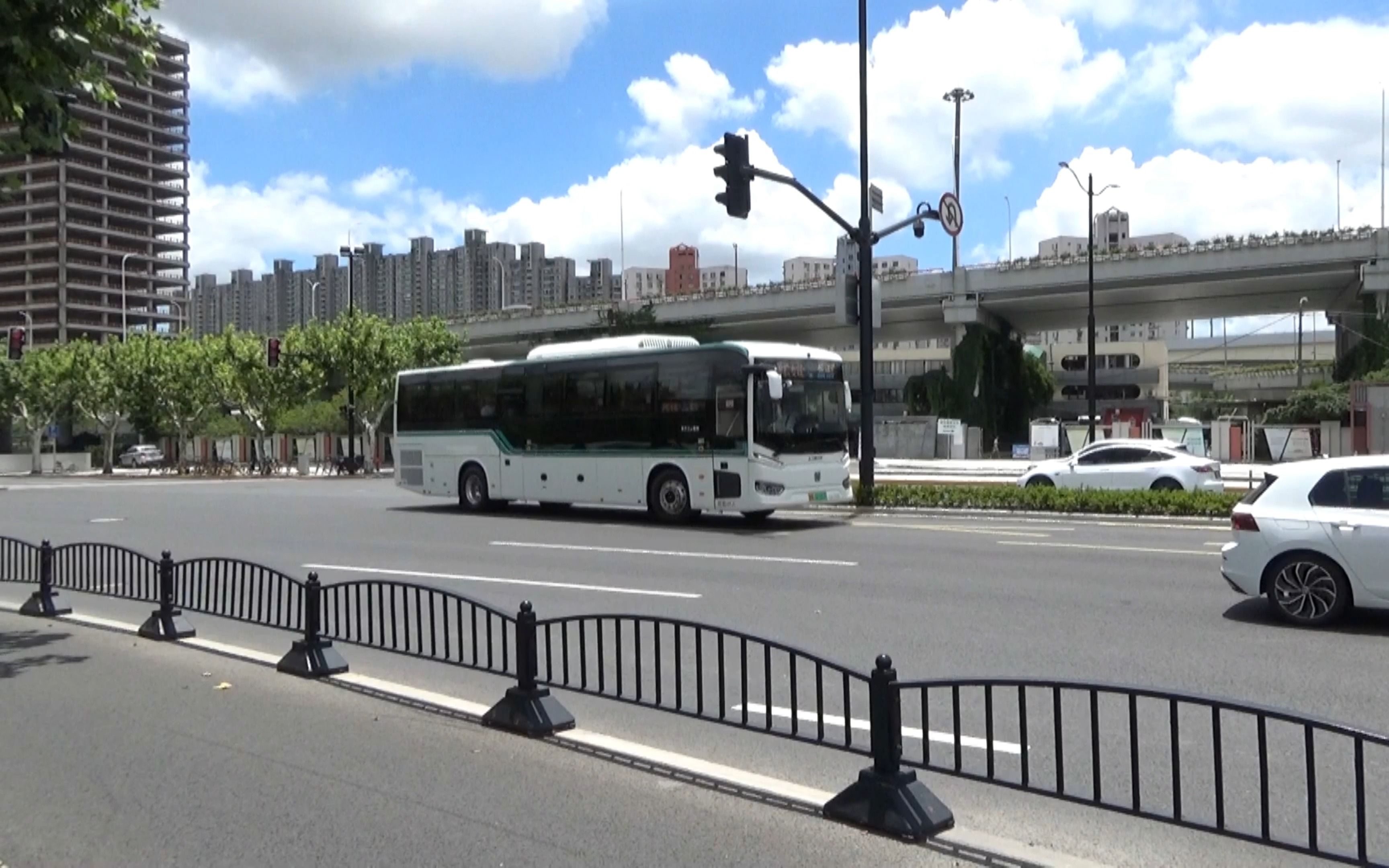 沪松专线s2a-0006第一天上线上海体育馆出站