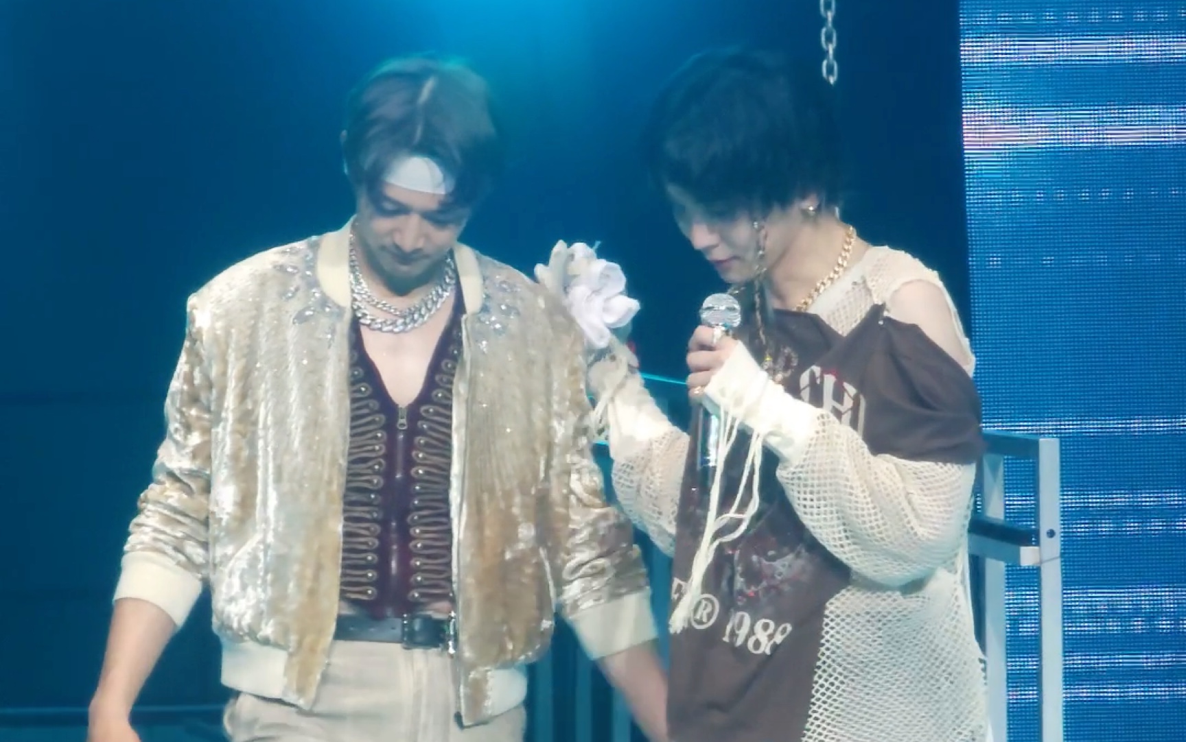 金起范的流苏蘸上糖霜,崔珉豪用吃的温流用擦了.shinee演唱会240525