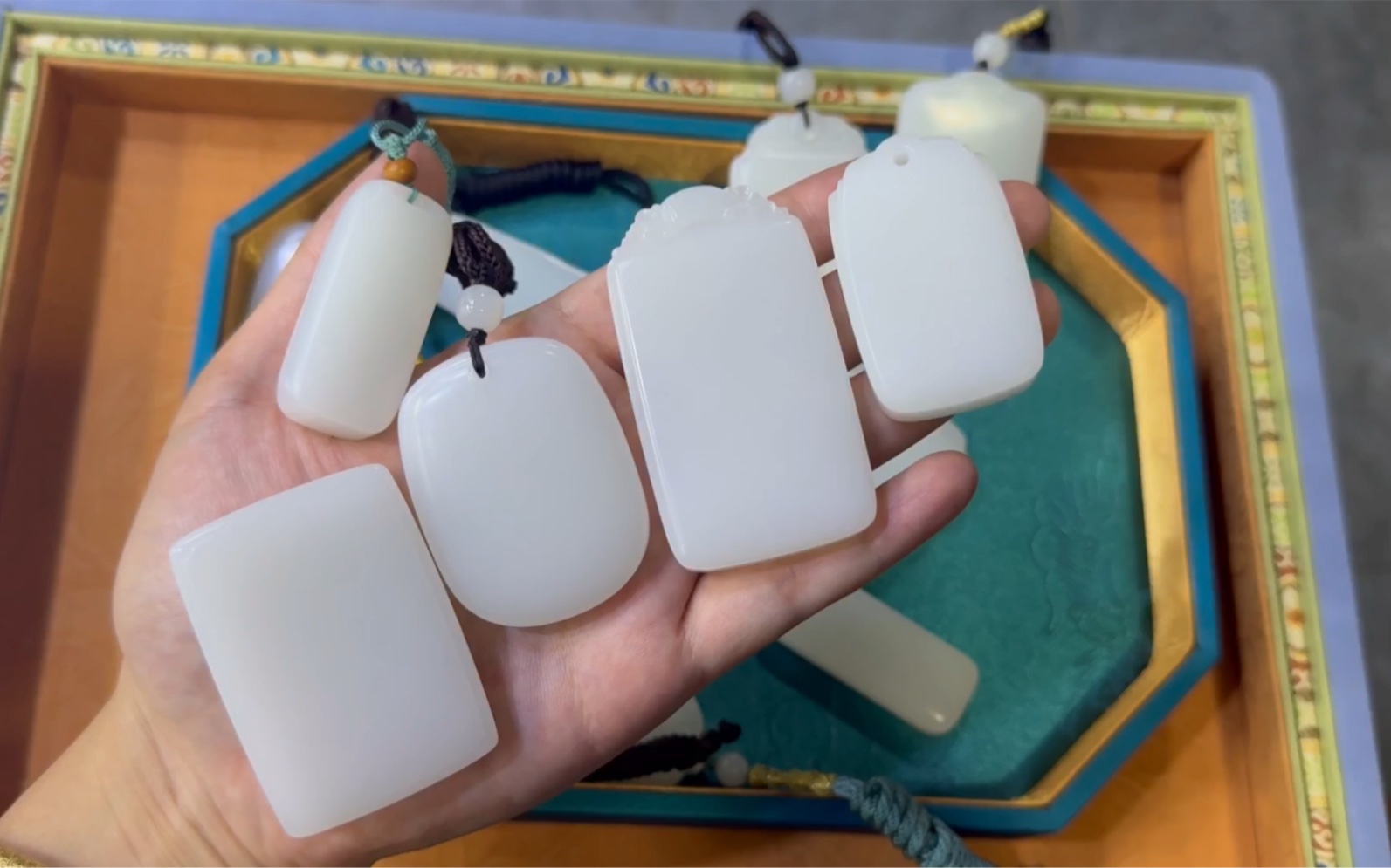 5块精品和田玉无事牌对比,克价200以上的品质情况.