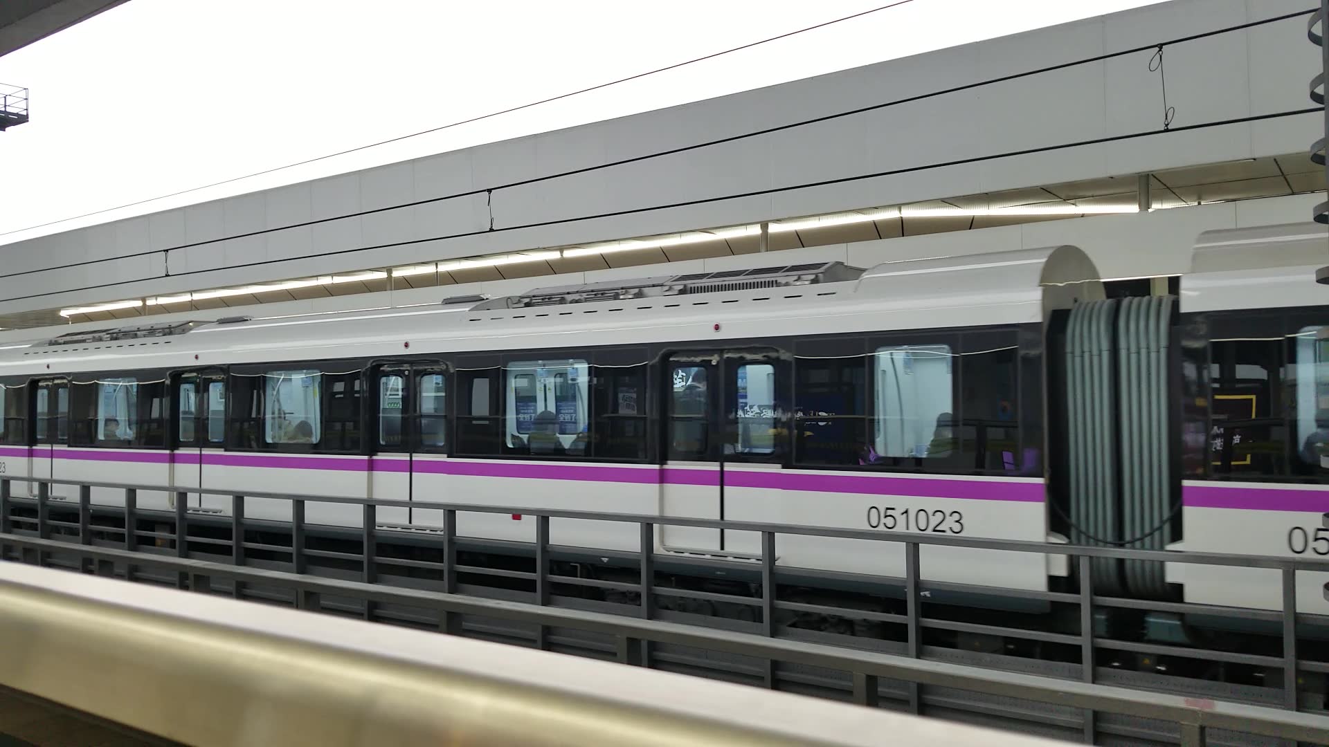 上海地铁5号线紫罗兰0523西渡出站