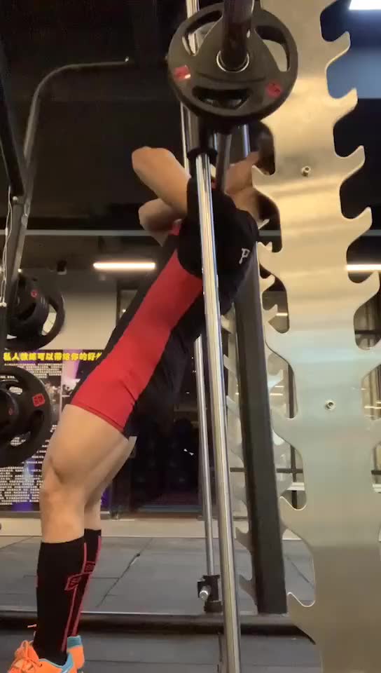 西斯蹲,股四头肌与股外翻分开必练分离度动作之一深蹲 史密斯