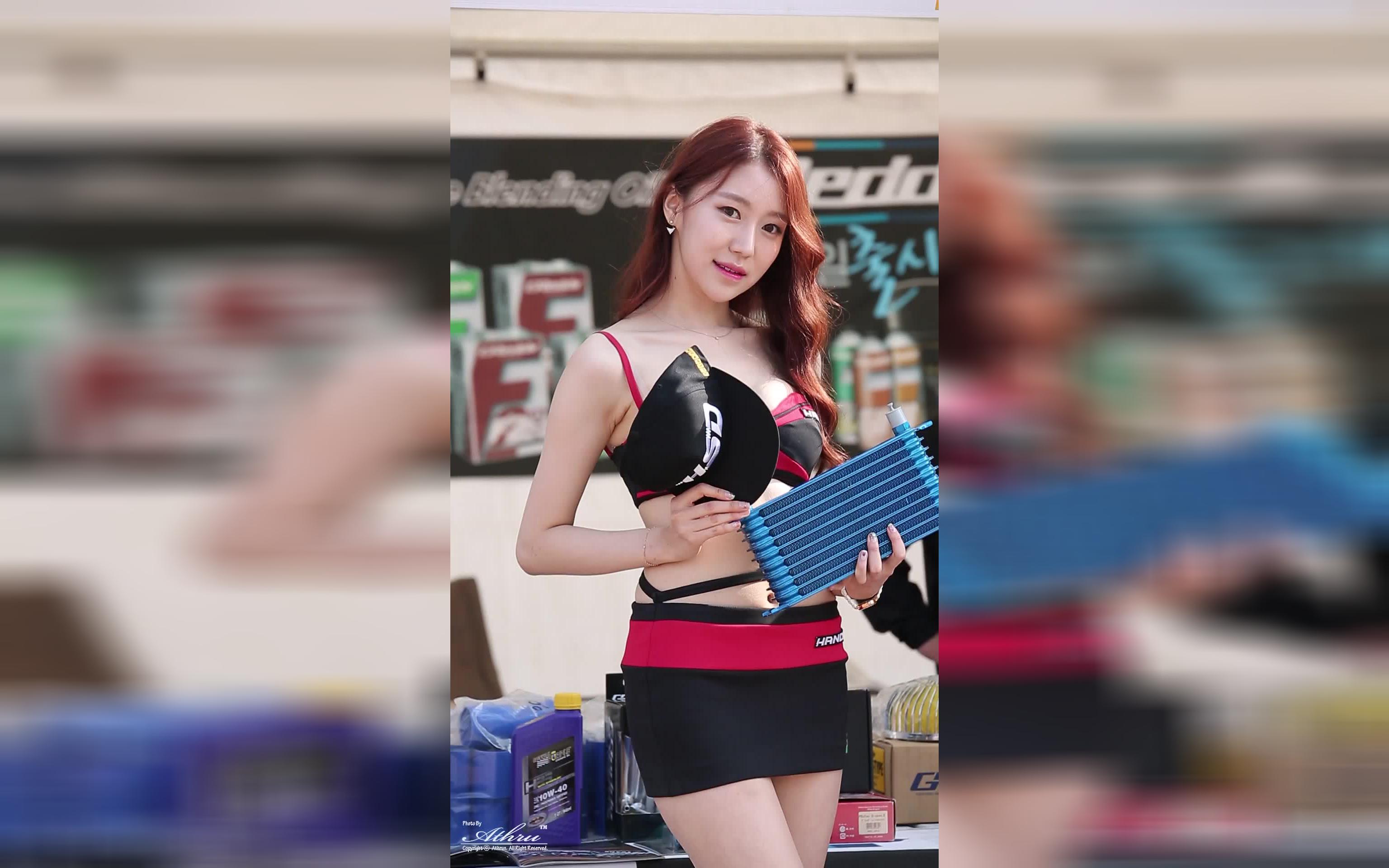 [车展饭拍]韩国车展性感车模 闵蔡允红色短裙尽显好身材