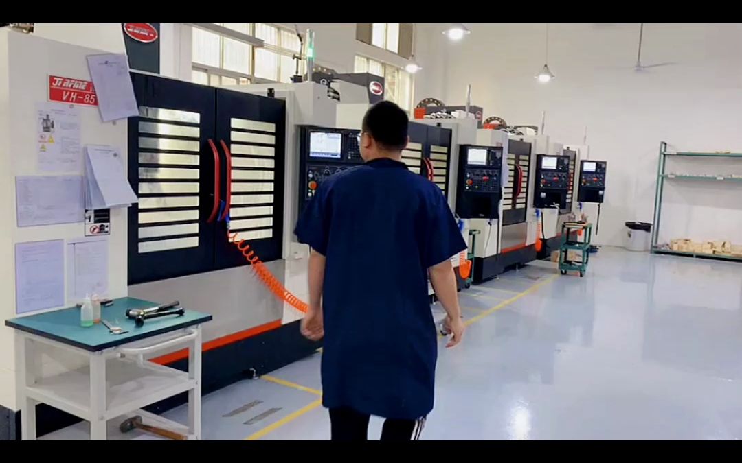 这是凯奥手板厂cnc金属部的日常