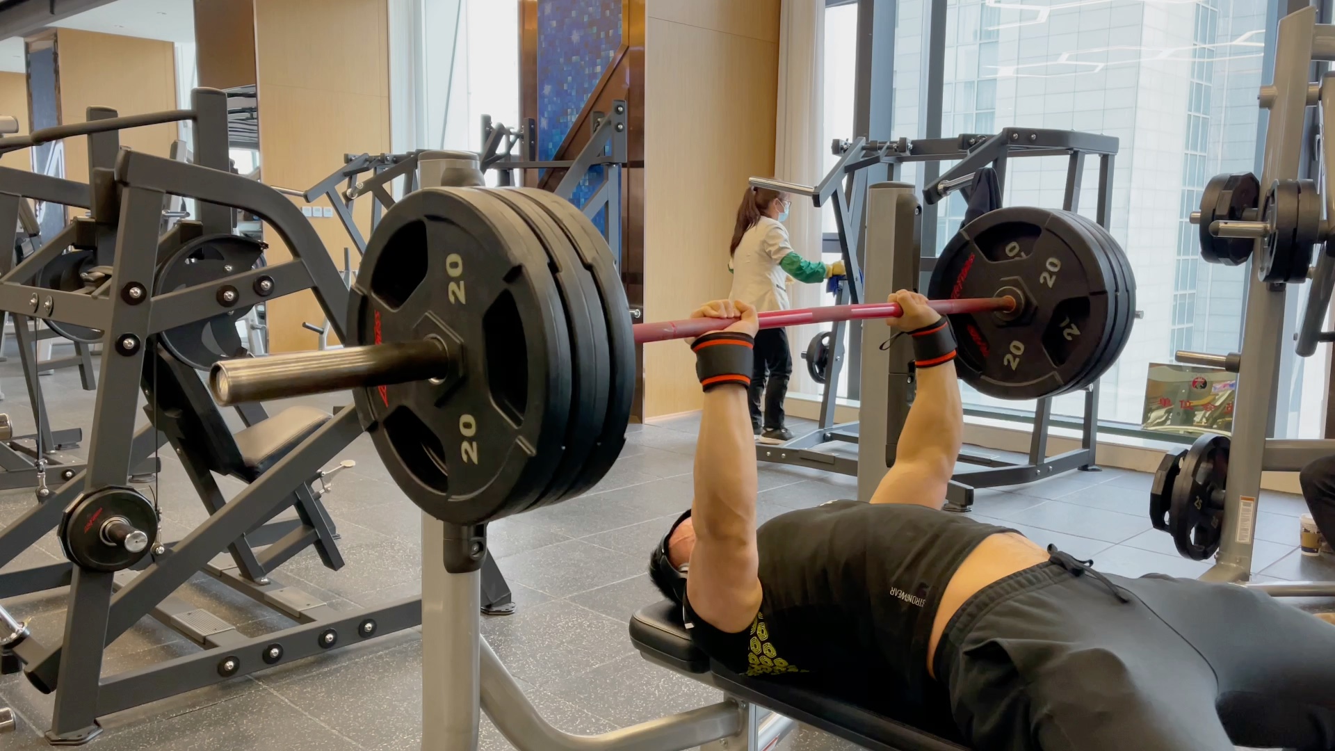 窄距卧推150公斤一次!140公斤三次!充血臂围恢复到47.5厘米!