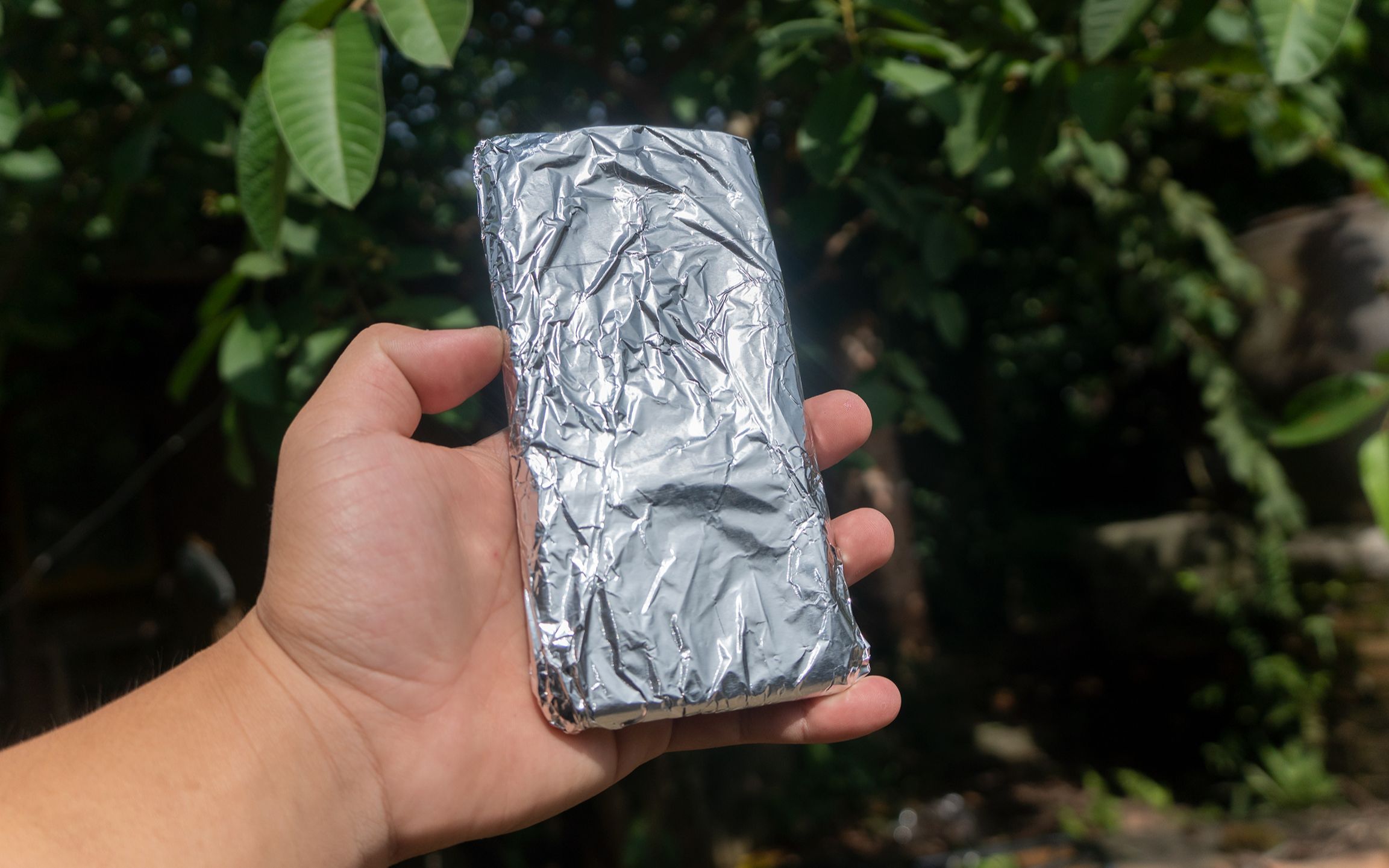 用锡纸将"手机"包裹住,手机还能收得到信号吗!