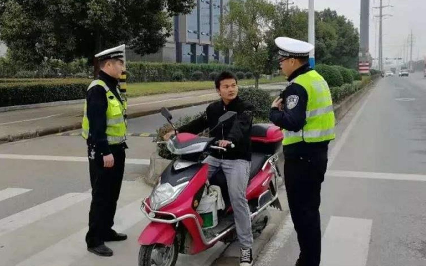 各地开始严查电动车?实施“禁2罚3”?网友:以后出行更难了哔哩哔哩bilibili