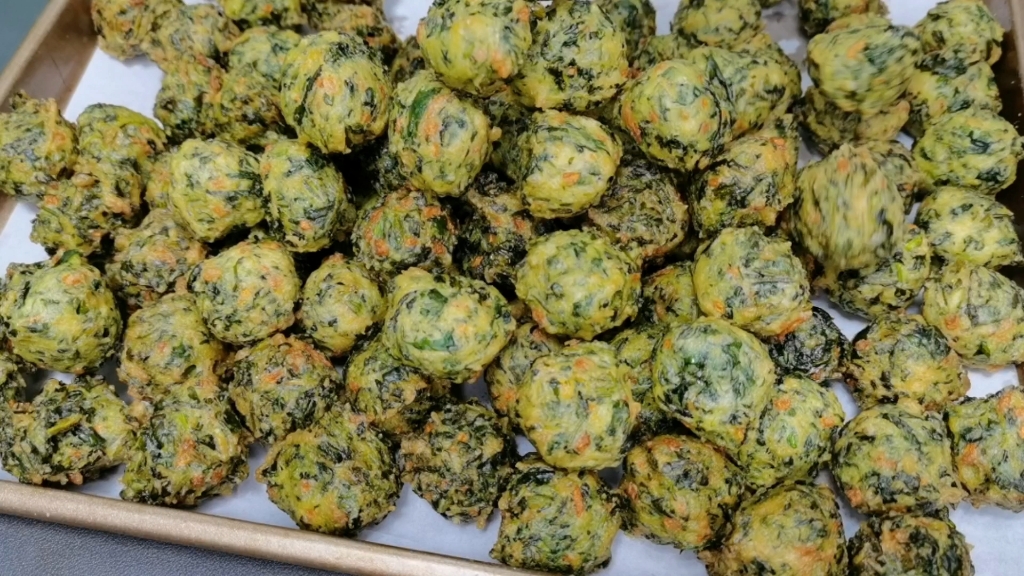 炸香菜素丸子时,是放面粉还是淀粉?教你正确做法,酥脆好吃