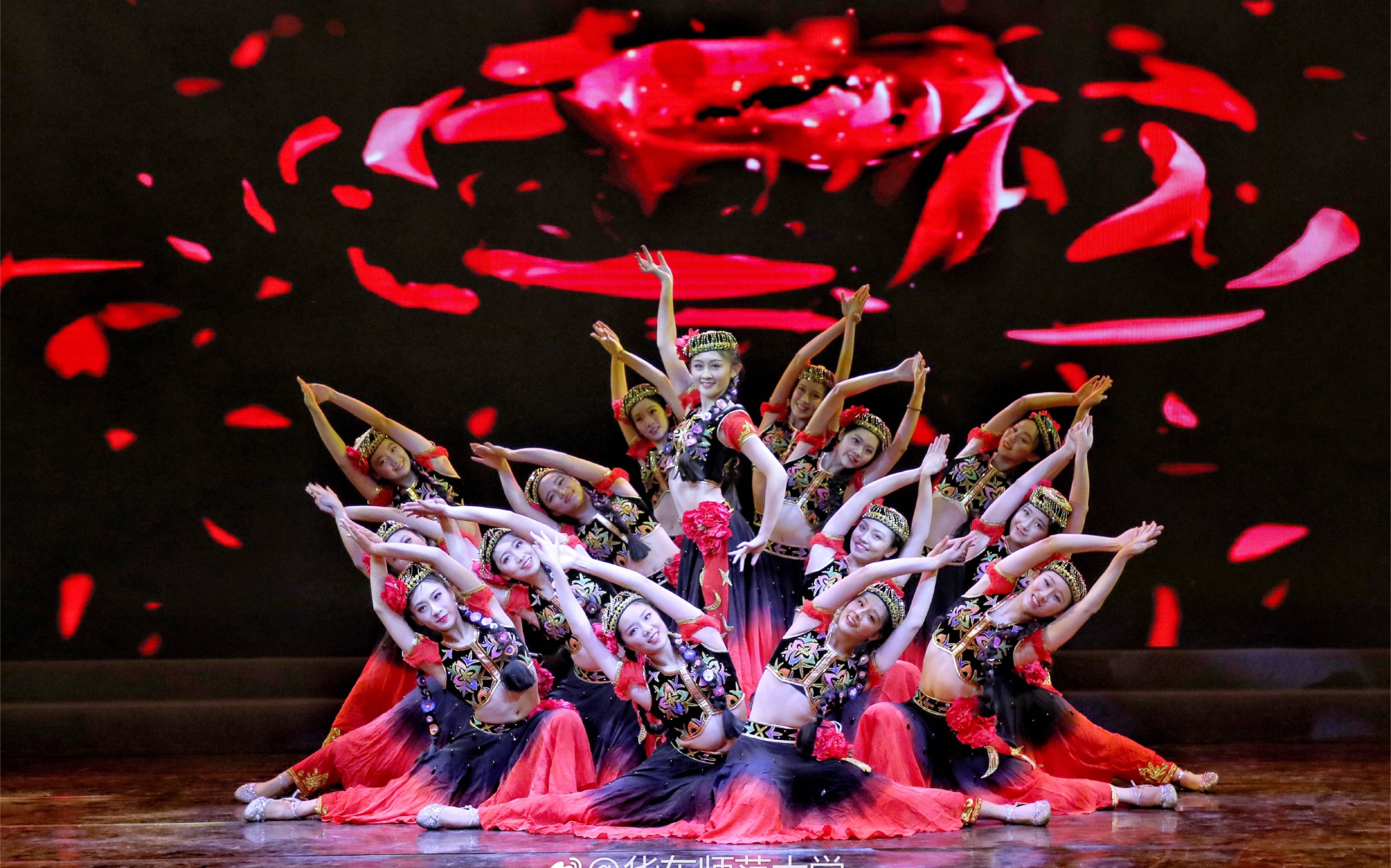 新疆舞结束造型图片图片