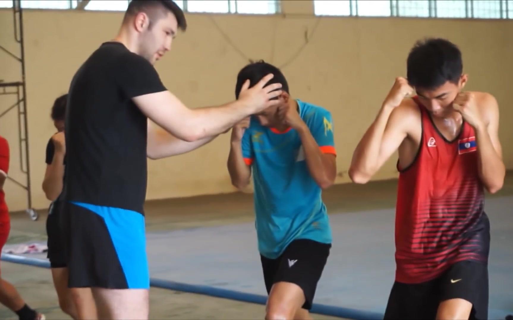 俄罗斯拳击教练教授侧闪与摇闪动作,防守训练