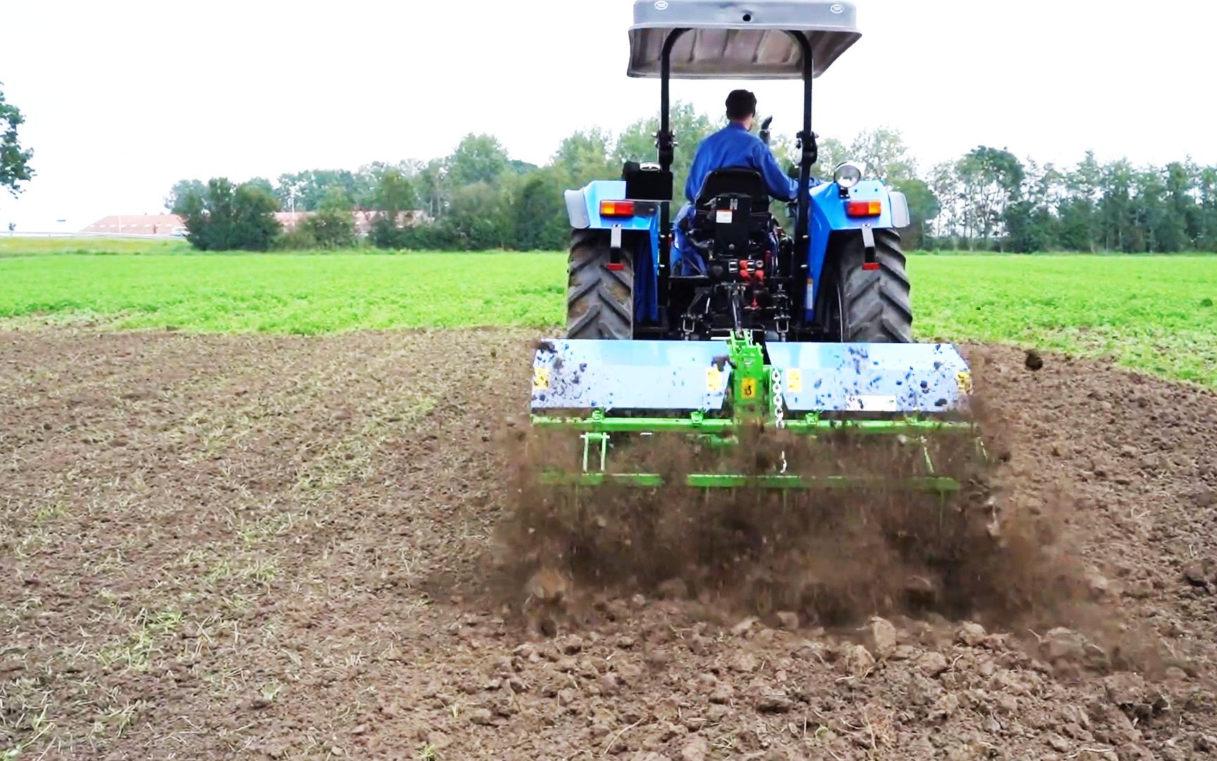 国外研发全自动六脚翻土机,过程像厨师炒饭,一个小时百亩田