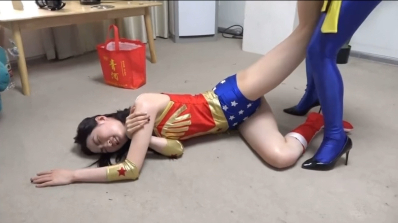 神奇女侠被掰腿