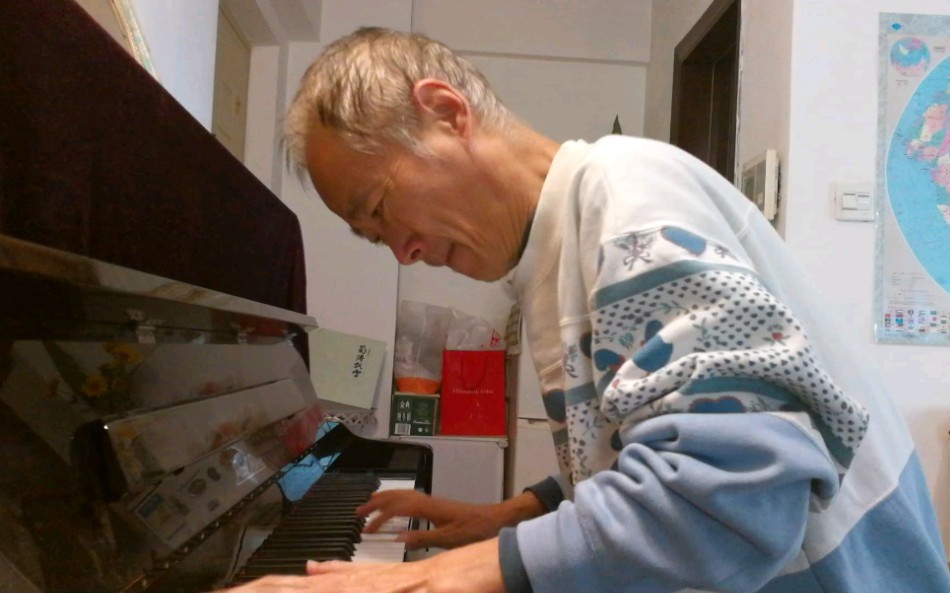 映山红即兴演奏大叔钢琴老歌经久不衰