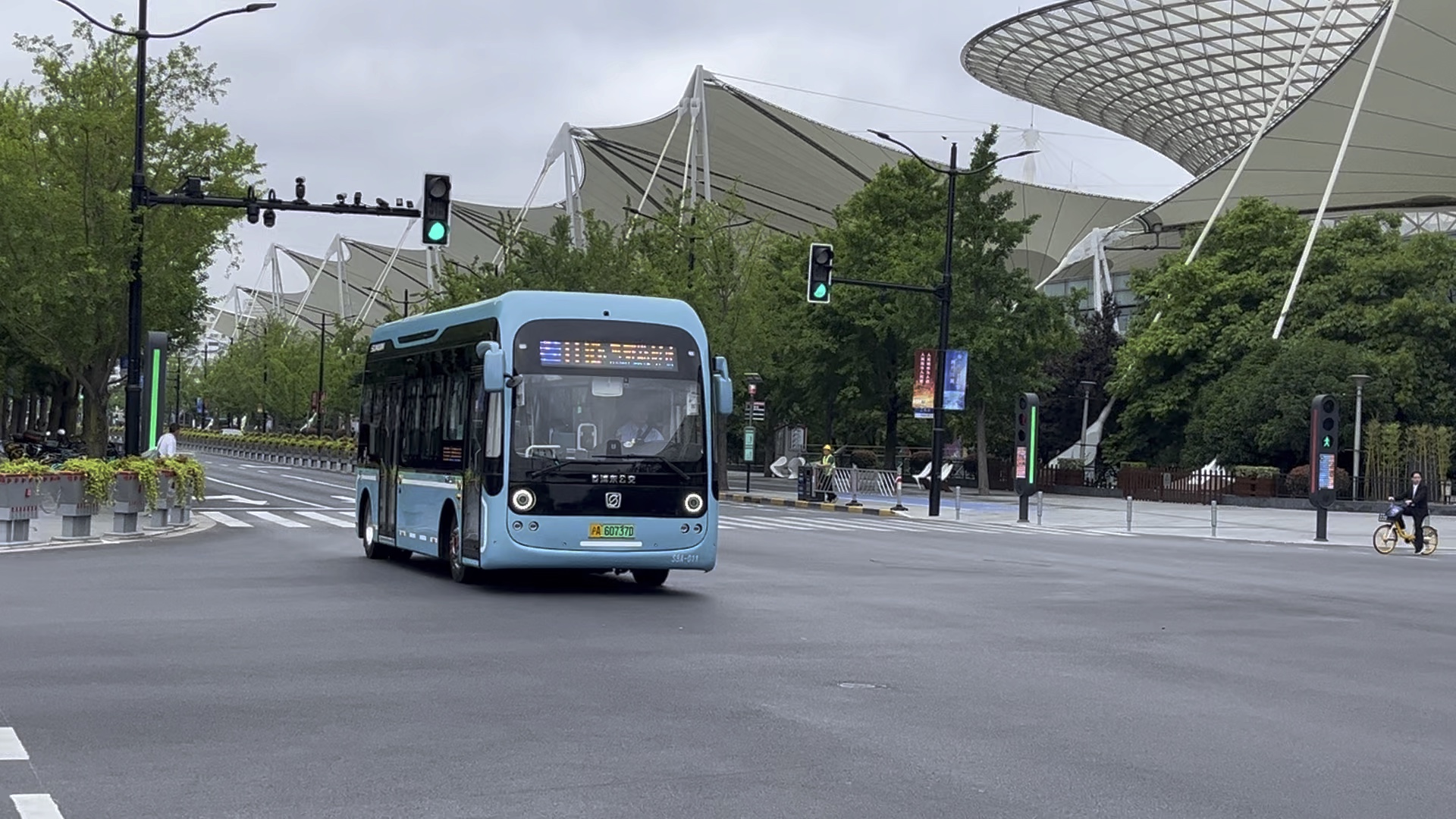 今天上班路上运转的上海公交1118路新款s8a宝宝巴士