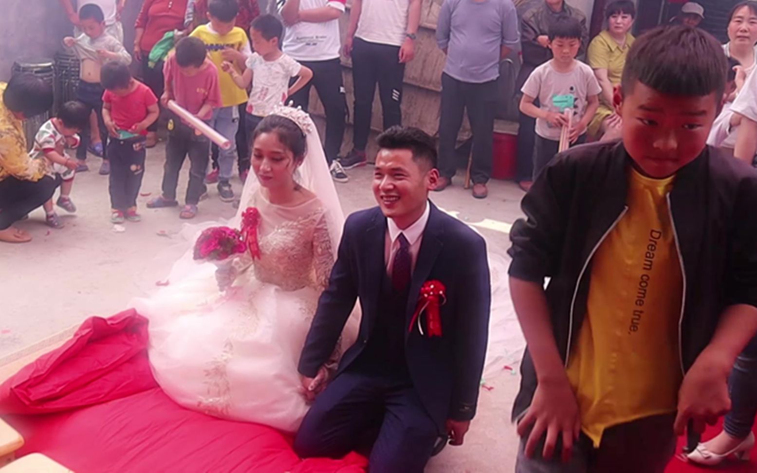 农村婚礼上的有趣的事情,新郎新娘面带幸福,原版"堂姐摄像"
