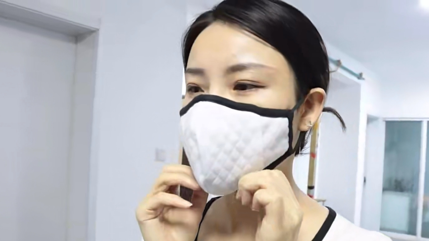 美女保姆 准备戴上口罩 开始干活了