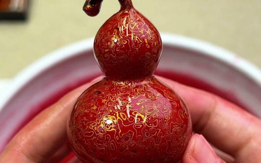 制作一个大漆小葫芦,需经过反复数十次刷漆,抛光工艺,循序渐进,色彩