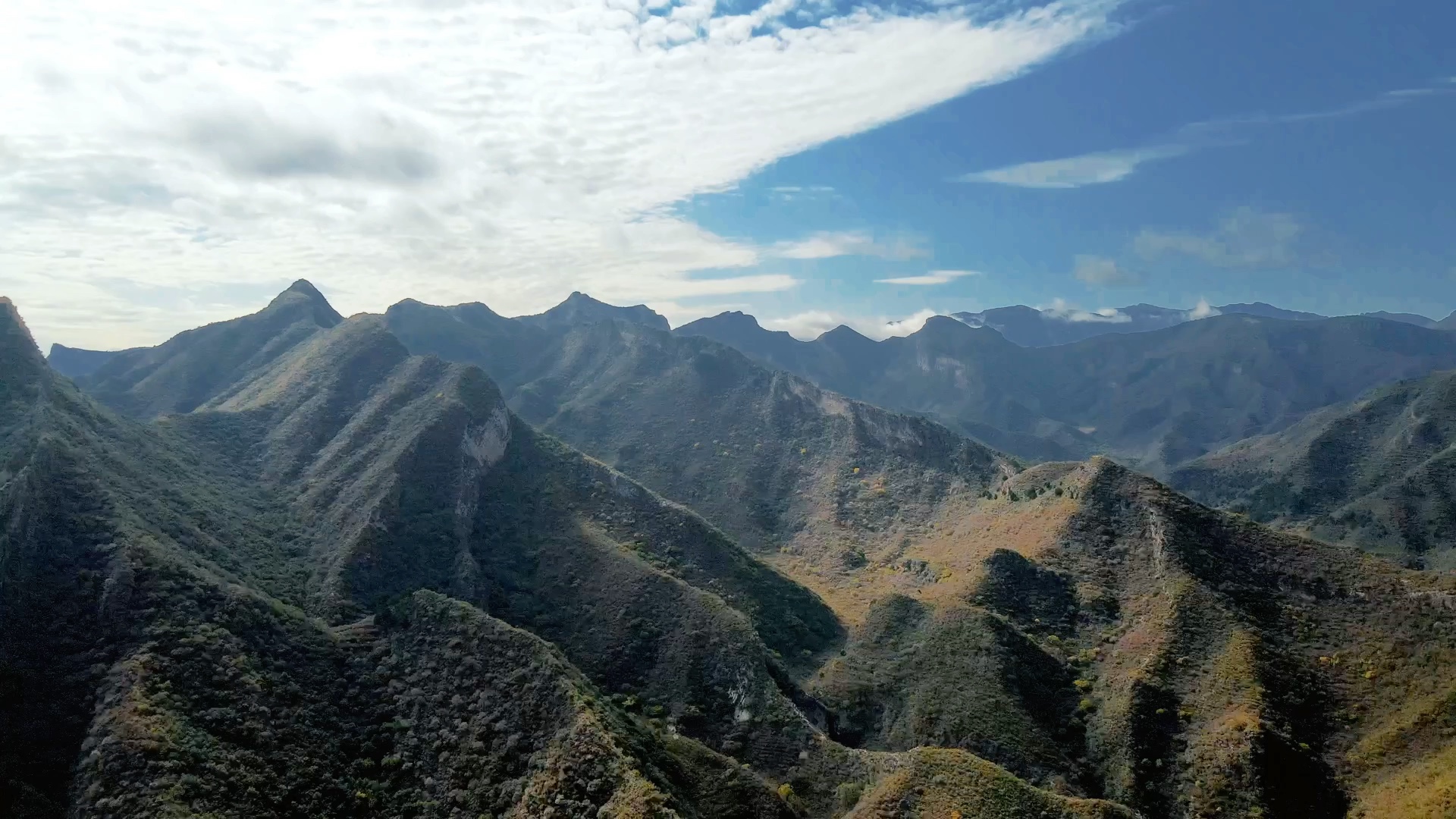 航拍京西连绵起伏的群山_哔哩哔哩 (゜-゜)つロ 干杯~-bilibili