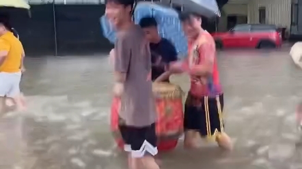 [图]这就是舞狮精神啊，风雨无阻也不能耽误出狮的良辰吉时啊