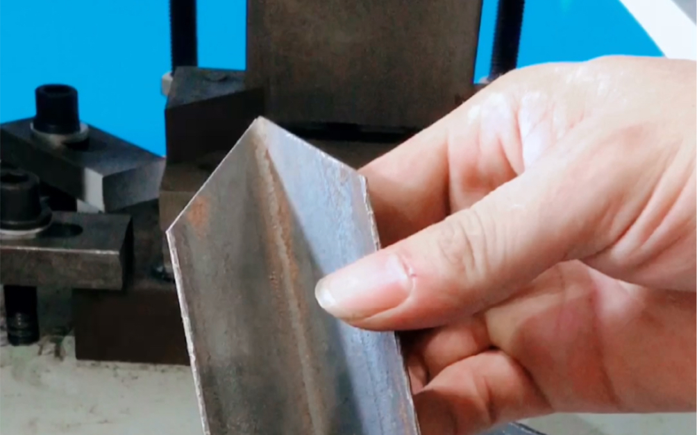 老厂长都推荐的角钢冲切45度角,方管打孔冲断,慕墙槽钢切断下料