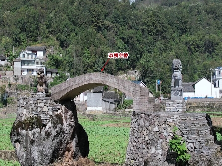 深山里的一座古石拱桥,没有河流建在两块巨石上,桥头两边有两只石狮,不远处还有一座奇峰!哔哩哔哩bilibili