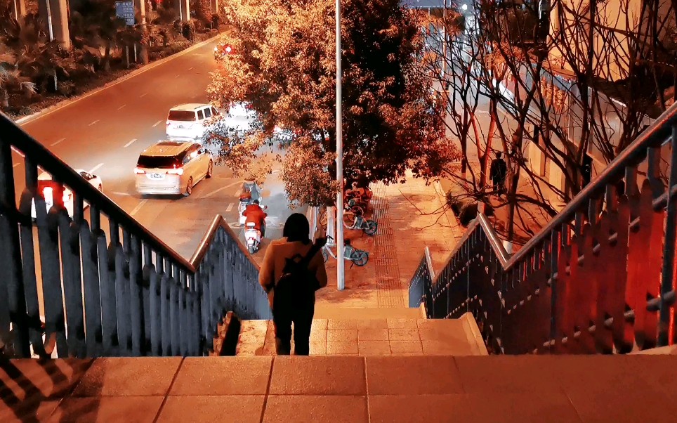 喜欢夜晚逛街的人,也许是想一个人安静,不想被打扰_哔哩哔哩_bilibili