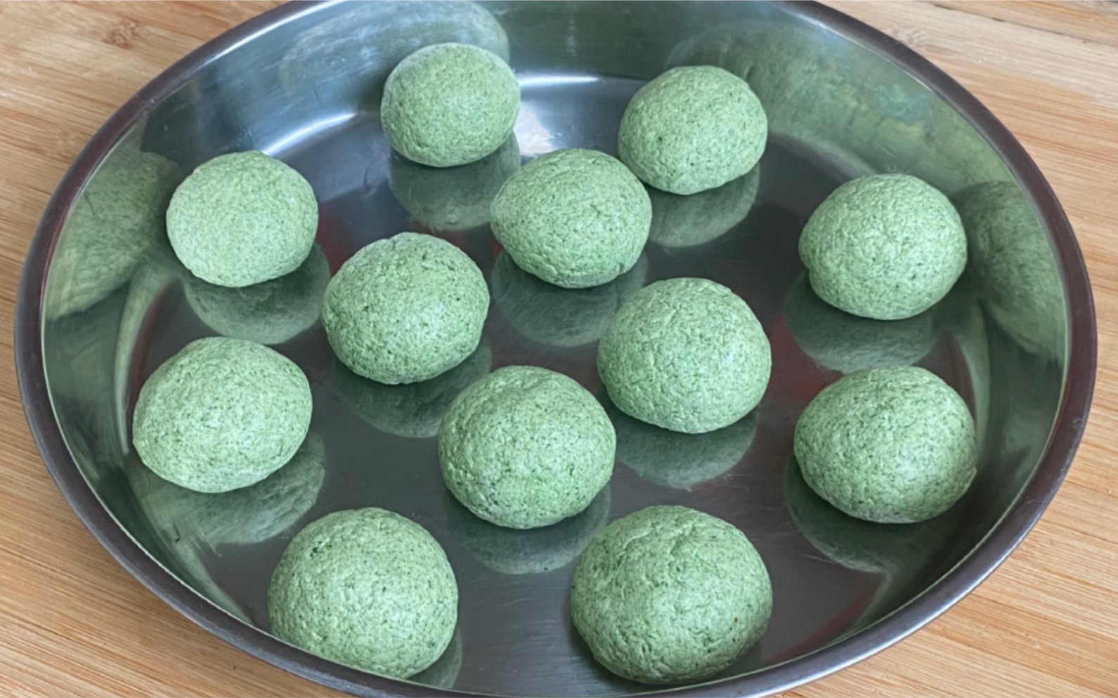 春季传统美食,用艾草花生芝麻做的艾叶糍粑青团子,软糯可口,非常好吃