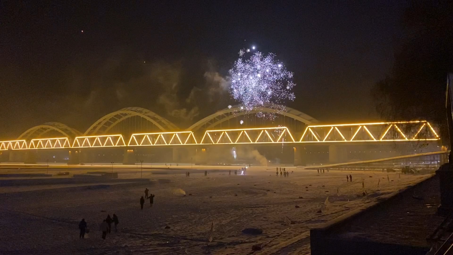 的跨年夜hhh冬木大橋(劃掉)松花江上的跨年煙花,2024年是在漫天璀璨