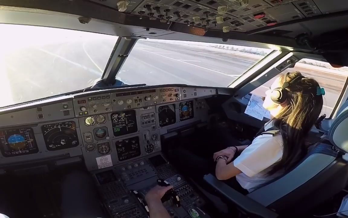 a321 女飞行员操纵着陆 驾驶舱视角