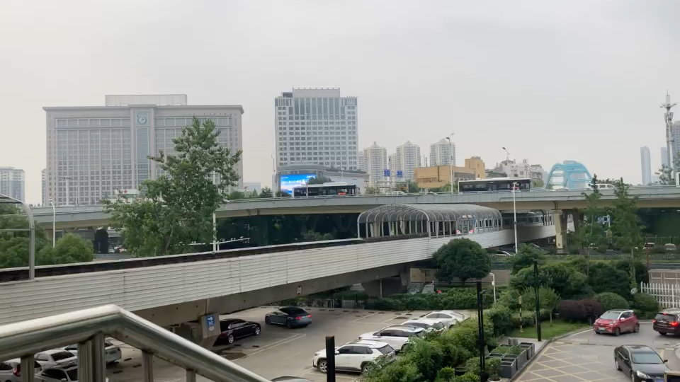 一号线黄浦路站出站二桥下经过