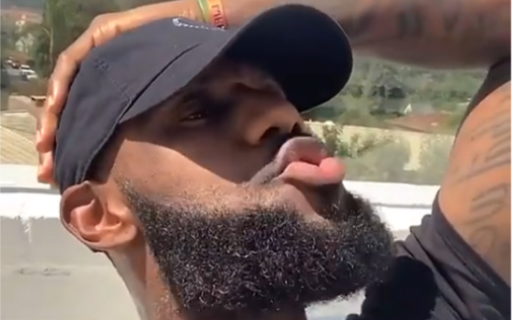 gigigigi老汉詹姆斯再出搞笑视频,这波叫他给自己带节奏