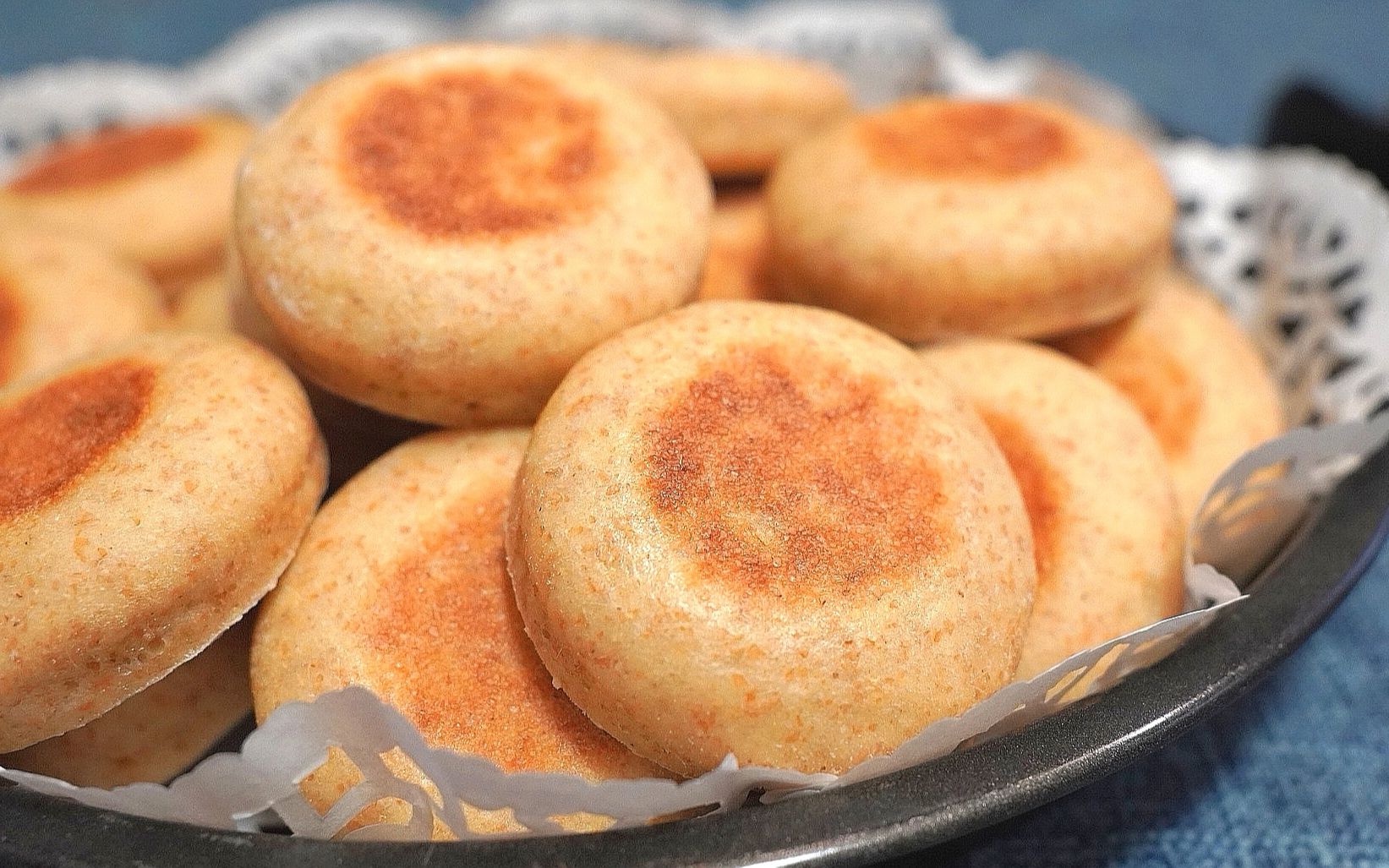 蓬松柔软的全麦小饼,无糖无水无油,麦香浓郁,吃再多也不怕胖