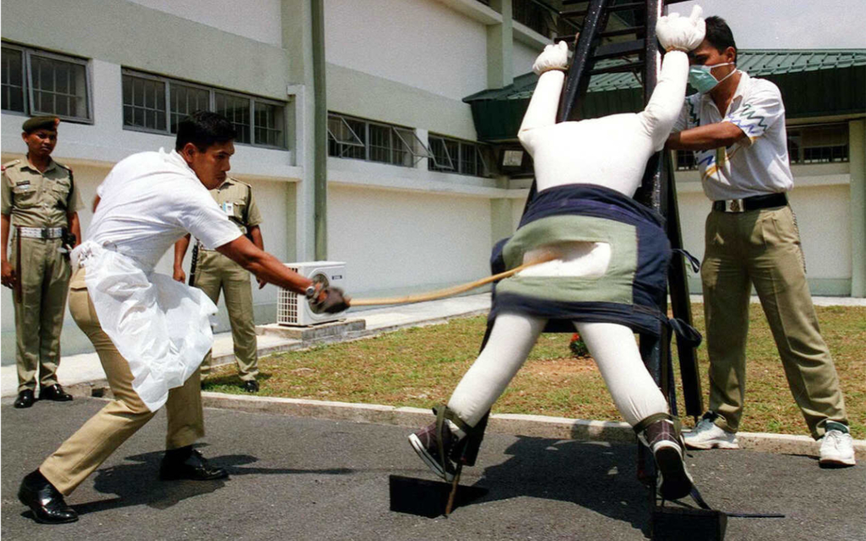 新加坡鞭刑打屁股图片