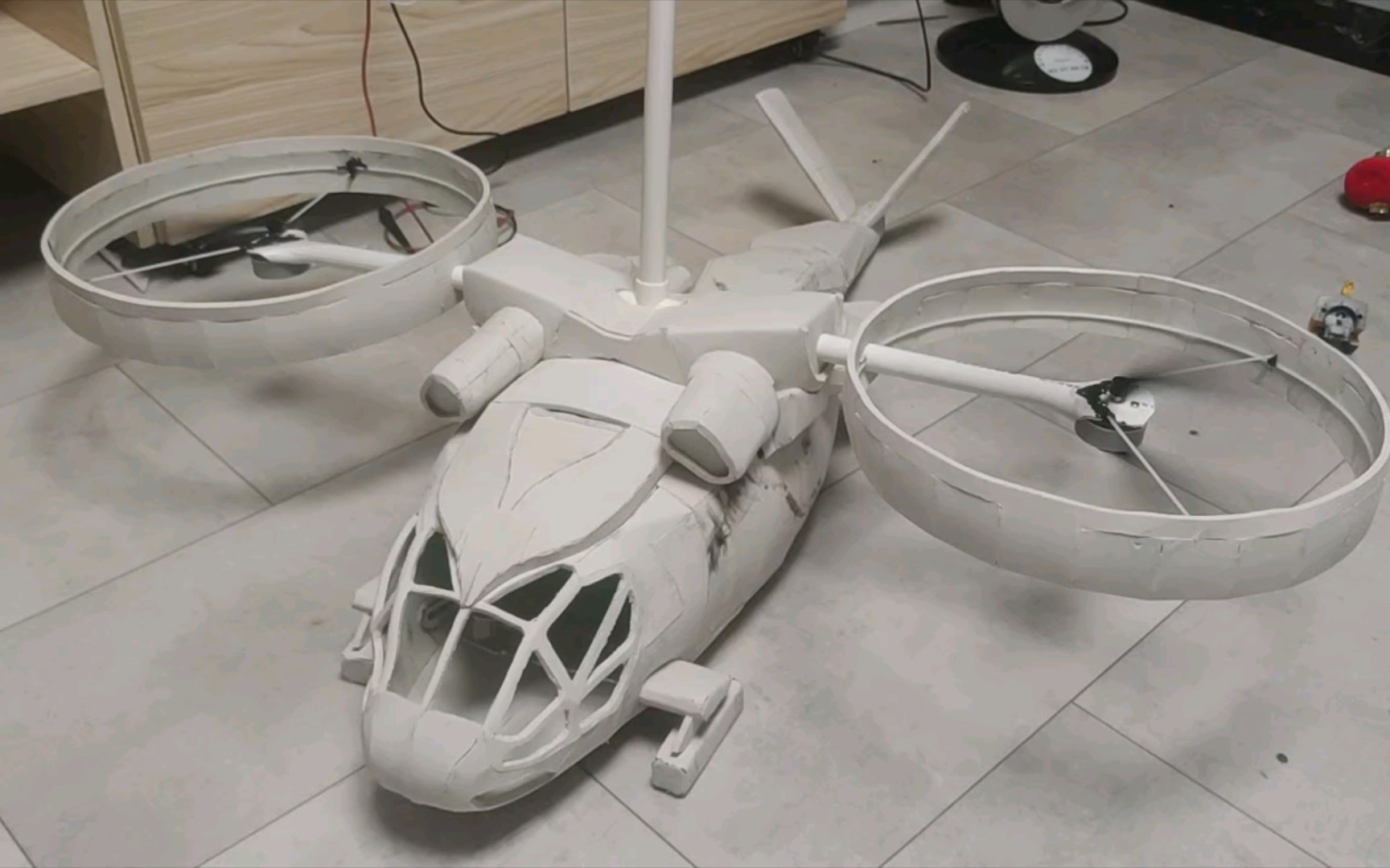 夏天diy个阿凡达参孙运输机模型,来回跑来给错层上下铺吹风