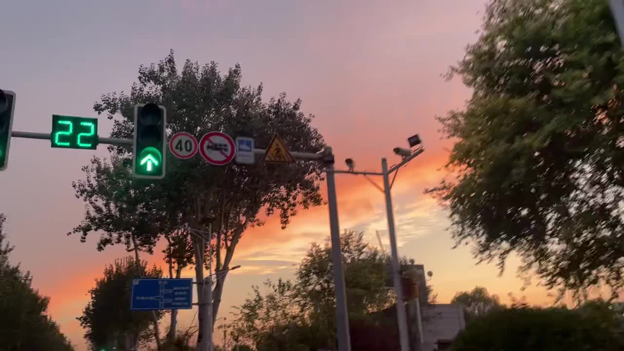 [图]书房日常独饮晚风作酒叹一生相思愁此间盛夏晚夜时一人独倚窗前持