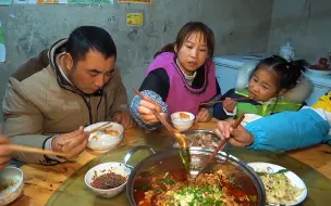 Скачать видео: 桃子姐摘完菜回来，做一锅水煮肉片，麻辣鲜香，一家人吃得美滋滋